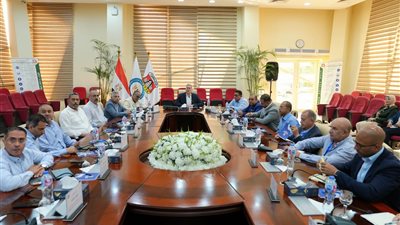  وزير البترول يتابع توسعات ميناء الحمراء بمدينة العلمين الجديدة