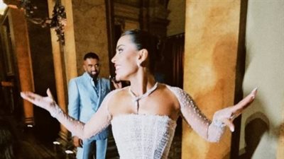 بستايل أميرات القصص… الدكتورة يومي تبهر الجميع في حفل زفافها بإيطاليا