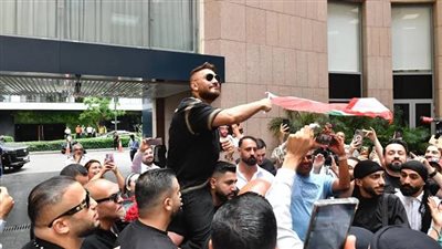 الجمهور اللبناني يحمل تامر حسني على الأكتاف قبل حفله في لبنان الليلة