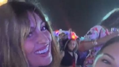 نجوم الفن يضيئون الساحل الشمالي.. أحمد سعد يغني ونرمين الفقي ترقص