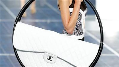 حقيبة Hula Hoop من شانيل تعود إلي الموضة للتألق بها على الشاطيء