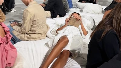 غرف نوم وسرائر في عرض أزياء على منصة كوبنهاجن يثير الجدل 