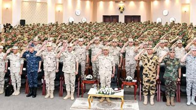  وزير الدفاع يلتقي مقاتلي المظلات والصاعقة للوقوف على الكفاءة القتالية 