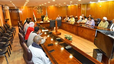 محافظ أسيوط: تكتلات اقتصادية جديدة لتعظيم إنتاج العسل وتربية الحمام 