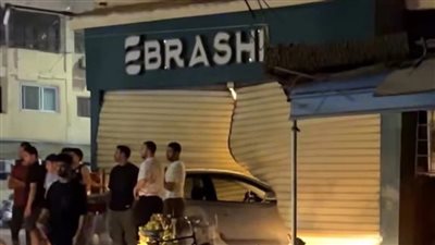 سيارة تقتحم محل هواتف أمام استاد الإسماعيلية وسط ذهول الأهالي