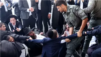 الحريديم يتظاهرون ويقطعون الطرق احتجاجا على التجنيد بجيش الاحتلال