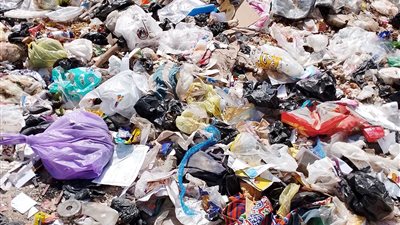 تلال القمامة تحاصر شوارع دمياط.. والأهالي: عيالنا بيموتوا والمسؤولين مش معانا