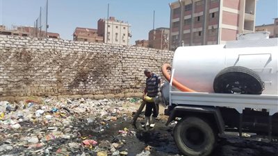  استجابة لشكاوى المواطنين.. حى الأربعين يتحرك لإنقاذ الشوارع