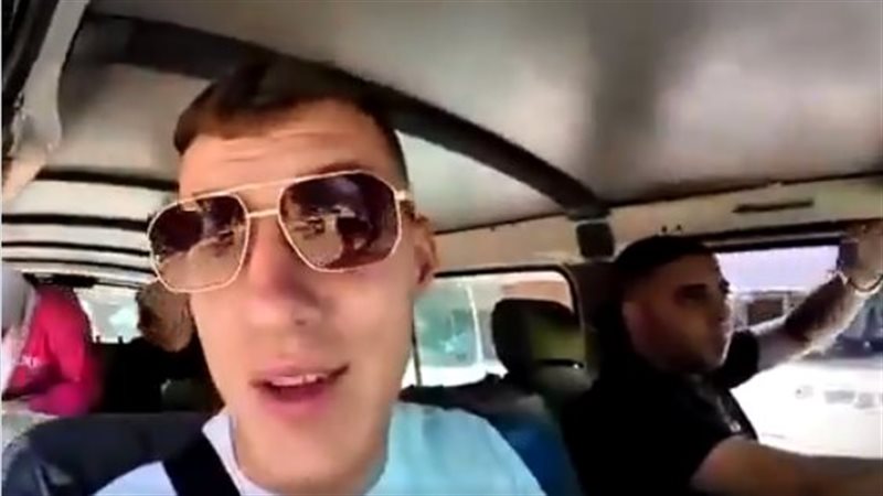السائح الأمريكي والسائق