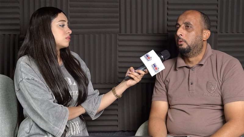 والد الضحية مع مراسلة