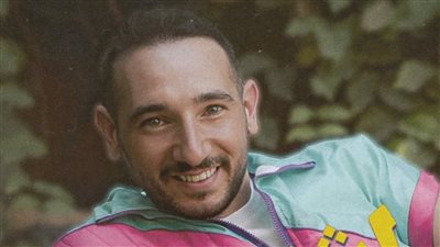بالفيديو والصور.. أحمد الروبي يستعيد أجواء التسعينات في كليب «اشتقناله»
