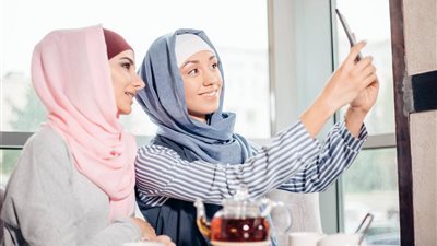 حكم وضع المرأة صورتها على مواقع التواصل.. أمين البحوث الإسلامية السابق يوضح