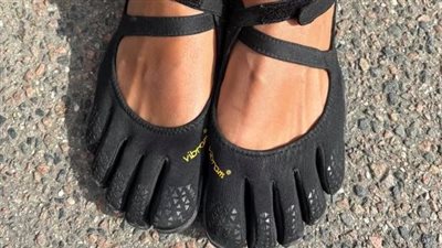 من سليبر المياه إلى تصميمات Vibram ..موضة الأحذية القبيحة تسيطر على صيف 2025