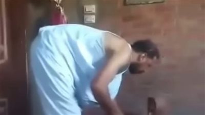 صرخات استغاثتها تهز الجدران.. ابن ينهال ضربًا على أمه المسنّة بالحزام