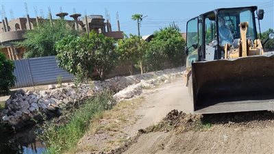 محافظ أسيوط: رفع نواتج تطهير الترع بطريق الكوم الأحمر بالبداري