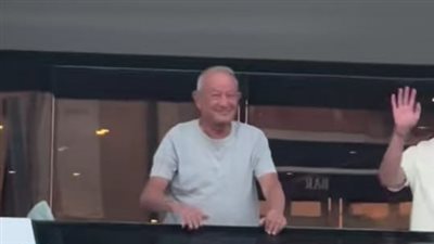 شاهد بالفيديو.. شاب يتوقع مقابلة نجم عالمي في سان تروبيه فيصادف نجيب ساويرس