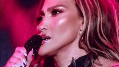 جينيفر لوبيز تتعامل باحتراف بعد اقتحام حشرة ”كريكيت“ على رقبتها في كازاخستان