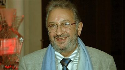 طارق الشناوي: نور الشريف مدرسة خالدة علّمت المبدعين التواضع ومواكبة الزمن