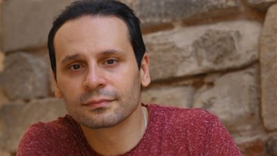 انسحاب محمود العزازي من “نوستالجيا”… أزمة كواليس تتحول إلى خلاف علني