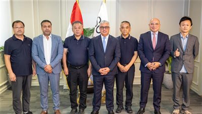 رئيس اقتصادية قناة السويس يوقع عقد إنشاء مصنع تشانجتشو رامادا