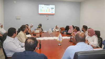 لتحسين الأداء.. مدير الرعاية الصحية بالسويس يترأس اجتماعًا لمديري المستشفيات