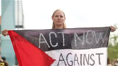 عارضة أزياء تطرد من عرض أزياء في كوبنهاجن بعد رفعها العلم الفلسطيني