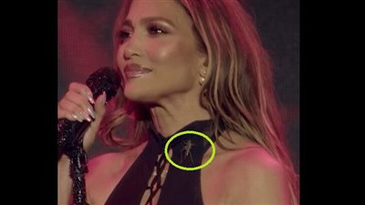 خبيرة لغة جسد تعلق على ثبات جينيفر لوبيز بعد زحف الصرصار عليها