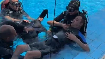 مصاب بشلل رباعي.. ولاء حافظ يحطم الرقم القياسي لموسوعة جينيس في الغطس (فيديو)