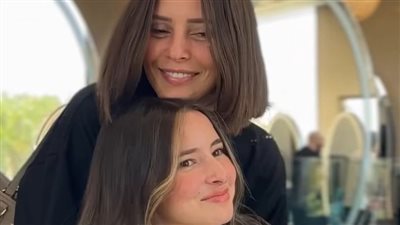 ريتا ابنه إيمان العاصي تعتمد نيولوك جديد برفقة والدتها