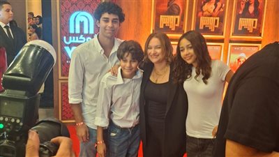 شقيقة عمرو يوسف تدعمه في العرض الخاص لفيلمه درويش |صور 