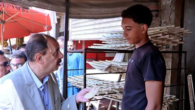 خلال جولة مفاجئة.. محافظ سوهاج يتفقد شوارع قرية برديس |  صور 