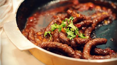 طريقة عمل السجق البلدي بخطوات بسيطة.. سر الطعم الأصيل في مطبخك