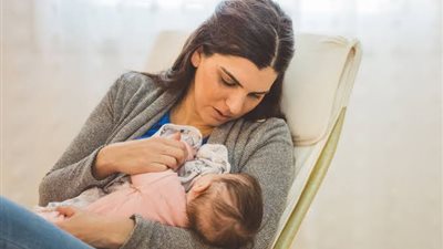 الصحة: الرضاعة الطبيعية تزيد إدرار اللبن وتقلل نسبة الصفراء لدى حديثي الولادة