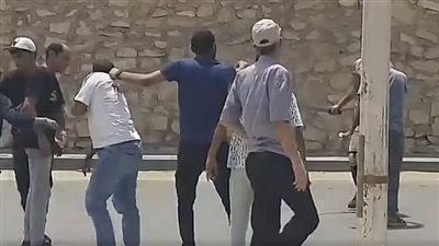 بالسنج والمطاوى.. بلطجية يسحلون شاب لسرقة «موتوسيكل» بمدينة 15 مايو | فيديو 