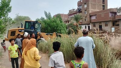 تحت أشعة الشمس.. رئيس قرية تتابع إزالات خور وتطهير ترعة بقنا|صور