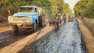 بعد 26 عامًا من الانتظار.. بدء أعمال رصف شوارع وطرق المنشاة بسوهاج | صور