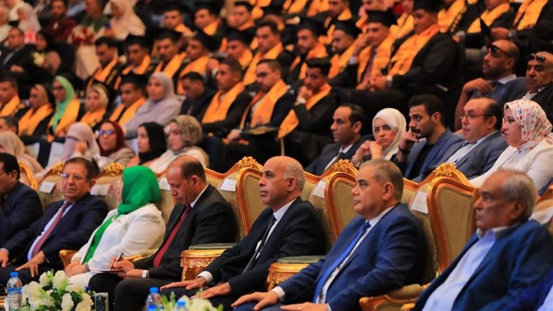 خلال الحفل بتخرج