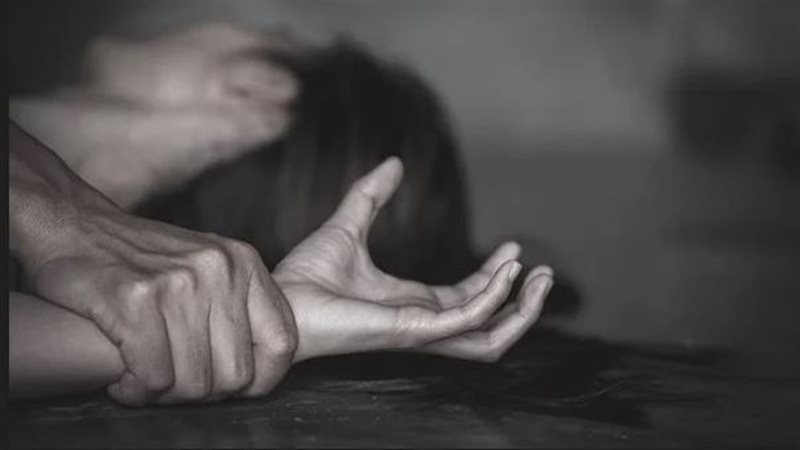 شاب يستدرج فتاة