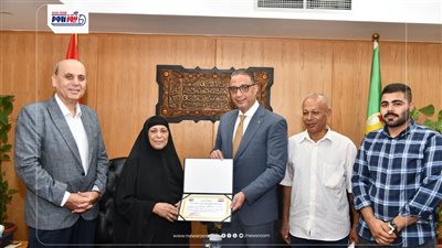 عمرها 80 عاما.. محافظ الفيوم يكرم مسنة لحصولها على شهادة محو الأمية