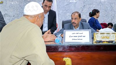 محافظ سوهاج يعقد اللقاء الجماهيري الأسبوعي للاستماع إلى شكاوى وطلبات المواطنين