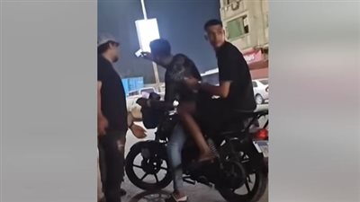 حاول الإعتداء عليه.. مواطن يوثق بيع مخدرات وسط الشارع ببولاق الدكرور| فيديو 