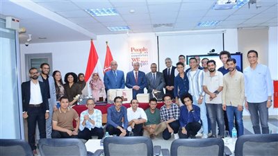 نائب رئيس جامعة أسيوط يشارك بمناقشة مشروعات تخرج التدريب الصيفي لطلاب الهندسة