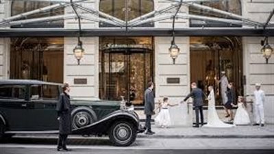 بـ50 دولار للفرد.. جدل بعد فرض زوجين رسوم دخول على ضيوف حفل زفافهما بباريس