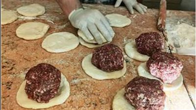 عشاء اليوم ..العيش باللحمة أكلة قرية الدلجمون وصفة تراثية تتحول إلى باب رزق 