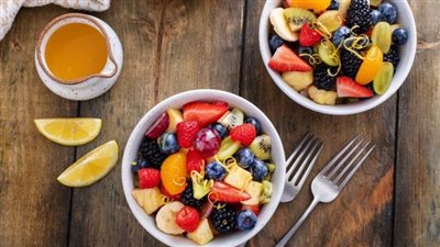 سلطة الفواكه الصيفية المنعشة وفوائدها الصحية المذهلة 