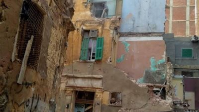 الحماية المدنية تنقذ عالقين في انهيار سلم عقار قديم بالإسكندرية