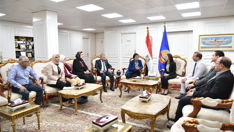 محافظ البحيرة مع