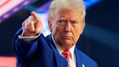 ردا على استهداف السفن ..  دونالد ترامب يتوعد الحوثيين بـ « القوة المميتة»