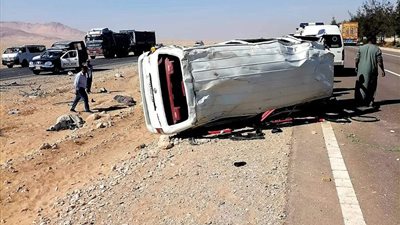 مصرع شخص و إصابة 14 آخرين إثر انقلاب سيارة ميكروباص بطريق الواحات
