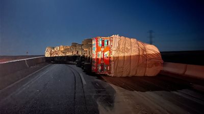 محملة ب50 طن ردة.. انقلاب سيارة نقل على الطريق الصحراوي الشرقي بسوهاج|صورة